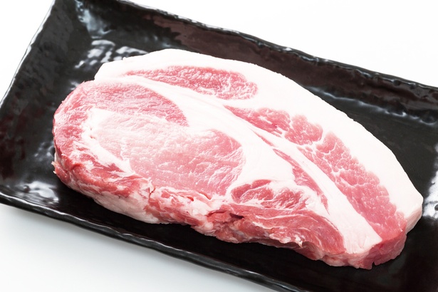 鹿児島県産の黒豚ブランド、六白黒豚。臭みや雑味のない高品質な肉質と脂が特徴だ