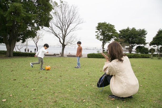 サッカーに夢中になっている2人を、あやなママがパシャパシャ撮影