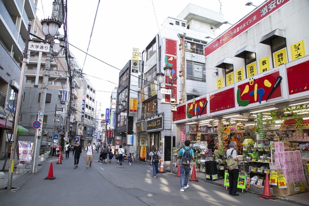 北口にはカフェなどの飲食店のほか、スーパーやディスカウントショップが充実