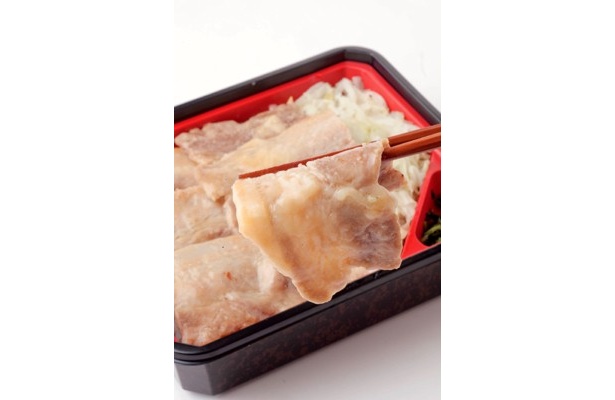 各コンビニから残暑に負けるなとばかりに“超ガッツリメシ”が続々と登場！　どれもご飯をおおいつくすような肉たっぷりの重ばかりだ