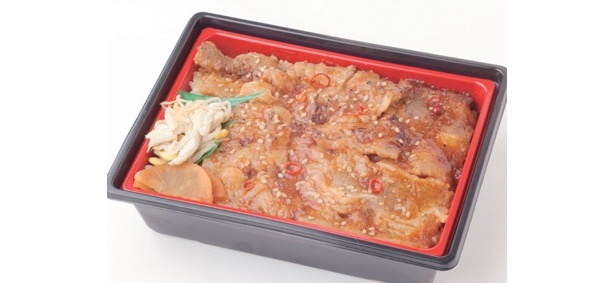 “ピリ辛派”にオススメ！「特選牛カルビ炙り焼肉重」(498円)/スリーエフ　※9月1日(水)発売