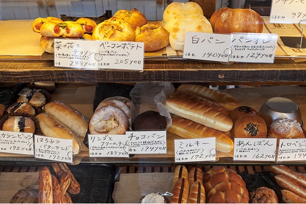 「terracotta」のパン。対面販売で店の人との会話を楽しみながら、パンを選んでみよう