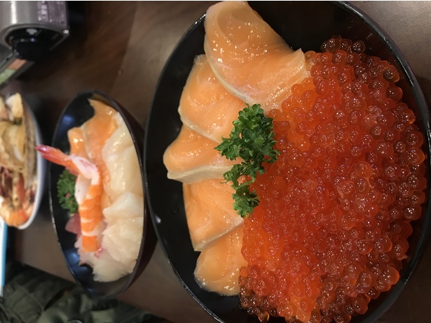 手前が鮭親子丼。魚介5種を乗せた海鮮丼も