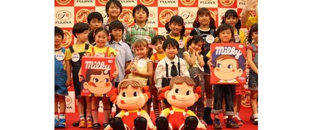 「ペコちゃんスマイルコンテスト」の最終審査に残った18名