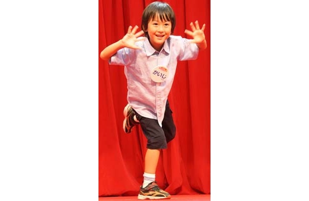 「ペコちゃんスマイルコンテスト」の最終審査の様子