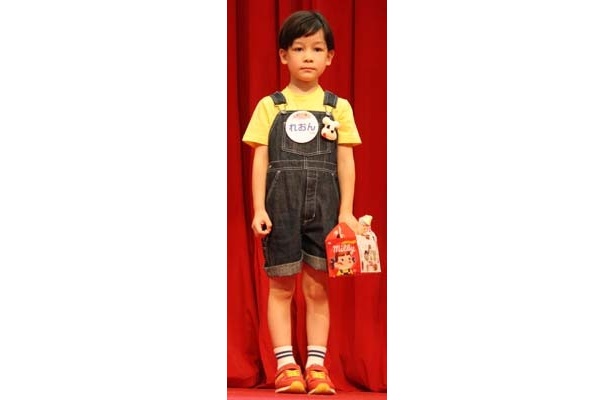 「ペコちゃんスマイルコンテスト」の最終審査の様子