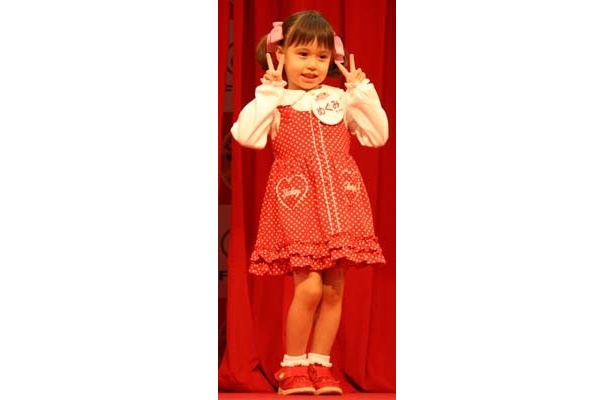 「ペコちゃんスマイルコンテスト」の最終審査の様子