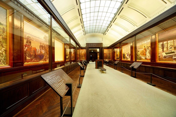 聖徳記念絵画館には、明治天皇の生誕から崩御まで描かれた壁画も展示されている