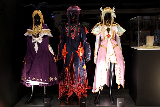 人気コスプレイヤー えなこが着用した「情愛の天使マナ」の衣装(画面右)など、人気キャラクターの衣装も