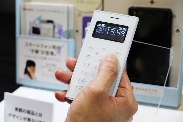 プラス500円でサービスが受けられる「ワンナンバーフォン ON 01」。スマートフォンがどんどん大型化する流れを受けて、その子機が登場するのも必然か？