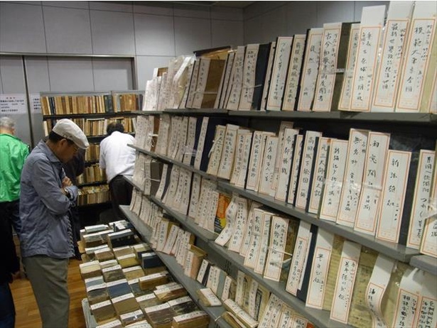神保町の古書店有志による展示即売会なども予定されている