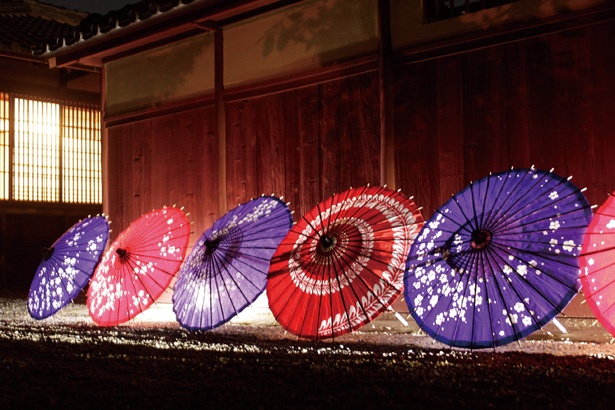森鷗外・夏目漱石住宅付近に設置される、和傘の灯り