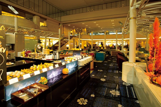 中央にブッフェ台が。両サイドにフード系を置いているので料理が取りやすい/ホテルニューオータニ大阪 SATSUKI LOUNGE