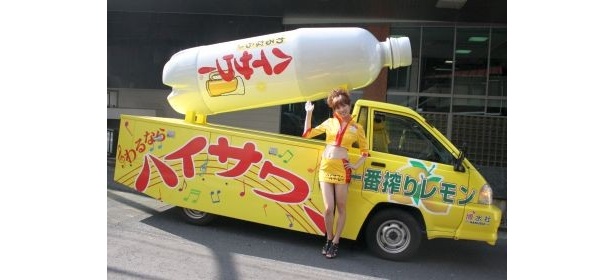 大きさはボトル1600本分！ 巨大な「ハイサワー号」が都内を疾走中