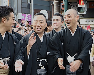 京都・南座新開場記念で「祇園お練り」　人気歌舞伎俳優69人が四条通練り歩く