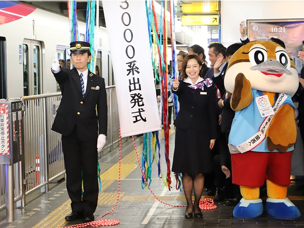 流郷駅長と斉藤雪乃さんが「出発進行」の合図