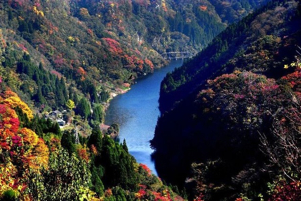 【写真を見る】蘇陽峡(熊本県上益城郡) / 秋色に染まる九州のグランドキャニオン