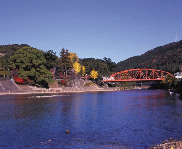 川上峡(佐賀県佐賀市大和町) / 川辺彩る紅葉を眺め、釣りや散策を楽しむ