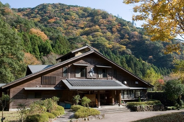 ことといの里(大分県日田市源栄町) / 秋の山里を彩る美しい紅葉