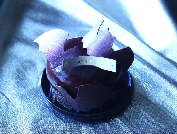 【写真を見る】濃厚なチョコレートケーキ「こうもり」(627円)