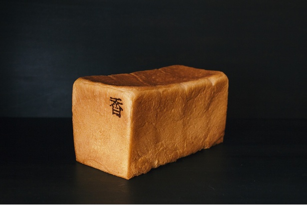 俺のBakery＆Cafe「銀座の食パン～香～」(1000円)。同店舗で人気ナンバー1を誇る食パンだ
