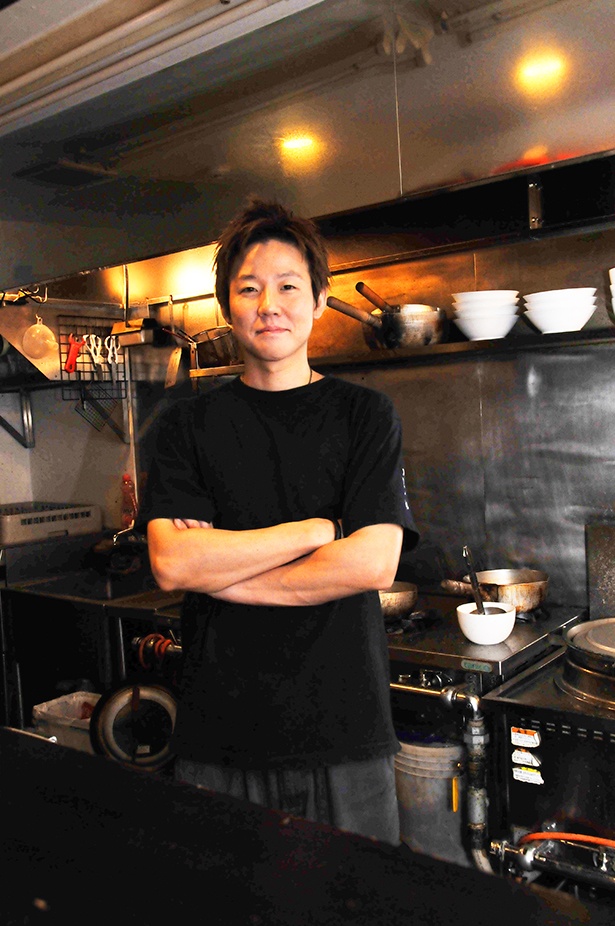 若き麺匠・沖田朋佳氏。創業以来、客の体に優しい完全無化調のラーメンを作り続ける