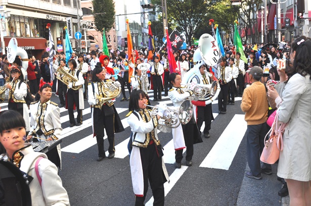 両日とも、愛知県内の中高吹奏楽部によるブラスバンドが登場!!生演奏は迫力満点