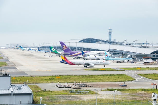 【写真を見る】9月4日、飛行機は3、4機を除き退避していたが、現在は各社の飛行機が並ぶ従来の姿に/関西国際空港