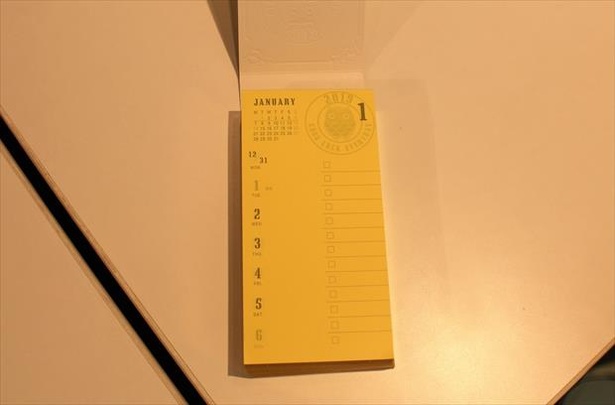 ToDoリストが付いている黄金カレンダー「ゴールドバー」(1080円)