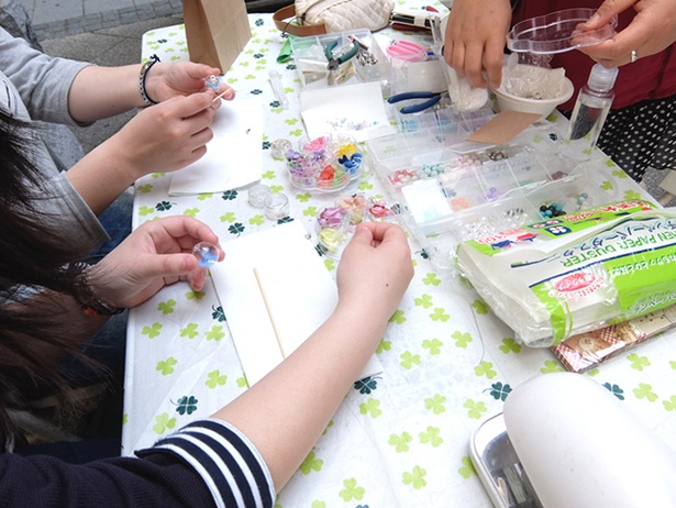 ハンドメイド作品に込められた想いまで聞けるのは作り手が直接販売するフリマならでは