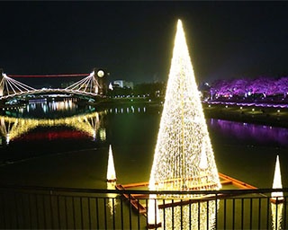 約2万5000球のLEDが夜の水辺を幻想的に彩る！富山県富岩運河環水公園のライトアップ