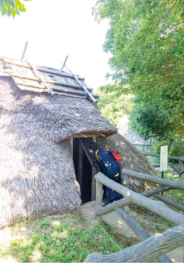 縄文・弥生・古墳時代それぞれの特徴を出した復元住居