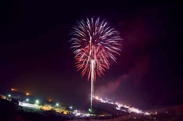 白銀のゲレンデから放たれる花火が、澄んだ冬の夜空を鮮やかに彩る「冬のHANABI」。2019年1月18日(金)～20日(日)、2月2日(土)開催