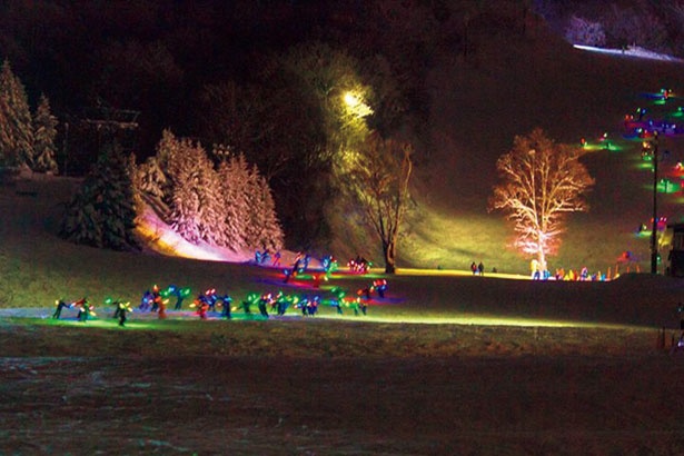 LEDライトの光のラインを1000人でつなぐパフォーマンス「松明滑走」は、2019年2月2日(土)夜開催。参加料1000円