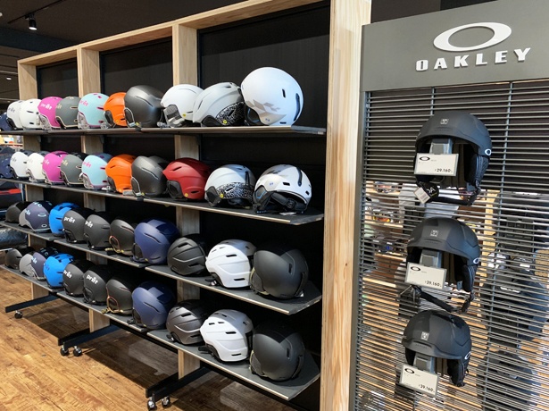 バックカントリー用のヘルメットも多数陳列。オークリーのゴーグルは国内最大級のラインナップだという