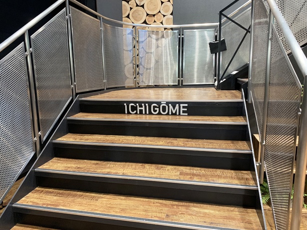 2Fへと続く階段には、ユーモアあふれる「ICHIGOME(1合目)」の文字が！