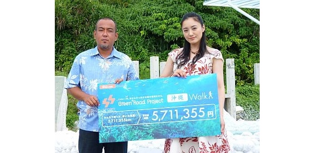 KDDIの寄付金贈呈式で仲間由紀恵がサンゴ礁の保全をアピール
