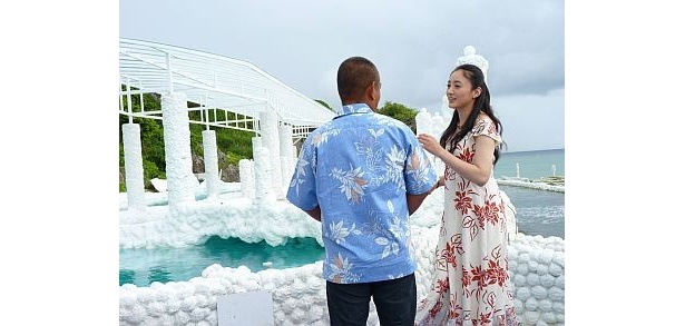 フォトセッション後にサンゴの養殖について話す仲間と金城さん