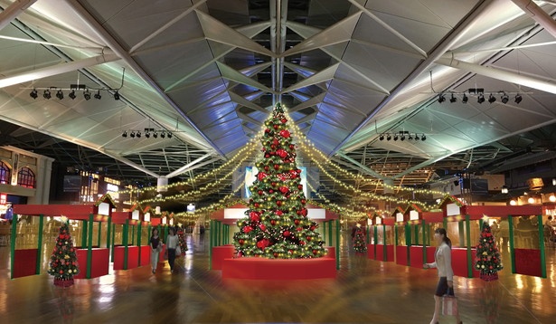3階出発ロビー中央にクリスマスツリーを設置。マーケット会場へつながる中央階段もクリスマスカラーに！