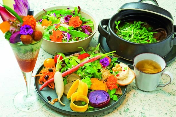 スーパーフードや野菜のブッフェにフルーツカレーも 自然派 ヘルシーカフェ 4選 ウォーカープラス