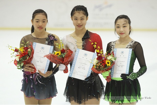 中部ブロック、ジュニア女子の表彰式。1位横井ゆは菜(中央)、2位長縄和奏(左)、3位笠掛梨乃(右)