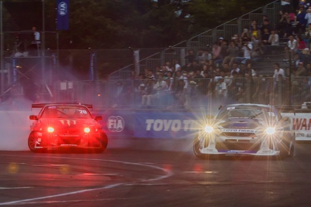 昨年のReg2決勝の様子。日が落ちかけた夕方、先行する川畑選手（右）がロシアのアルカーシャ選手（左）を引き離しにかかる