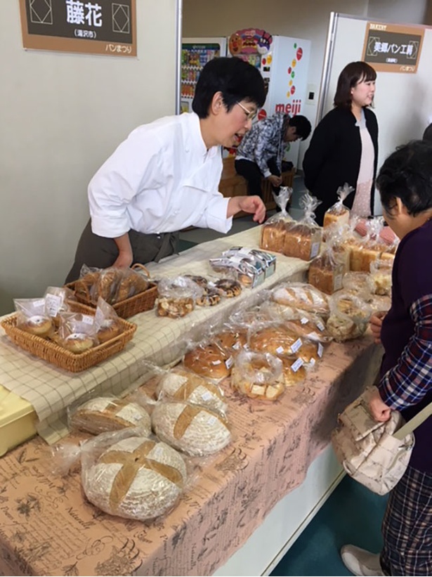 多くの人が訪れる「秋のパンまつり」。会場内はパンの香ばしい香りが漂う