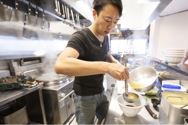 【写真を見る】「53’s Noodle」店主の五味辰也さん。素材の一つ一つの旨味を出すことを心がけている
