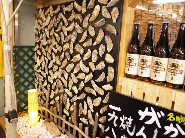 店内に入ると、カキの殻を飾った壁が出迎えてくれる。この壁をバックに写真を撮ればSNS映えしそう！