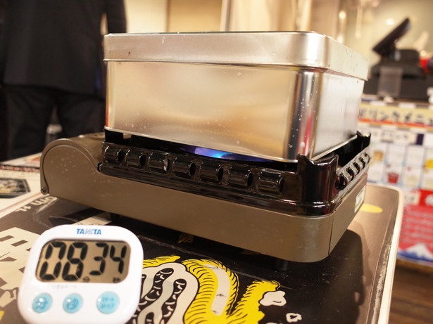 タイマーを10分でセットしてカキを蒸す