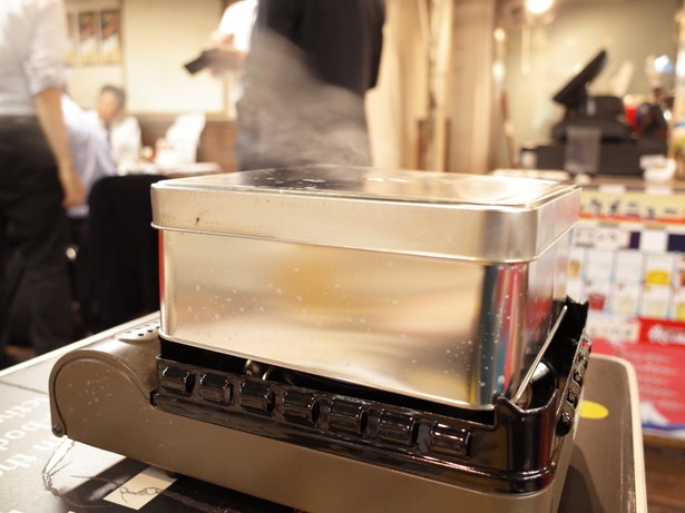 缶の穴から香ってくるカキの香りがたまらない…！