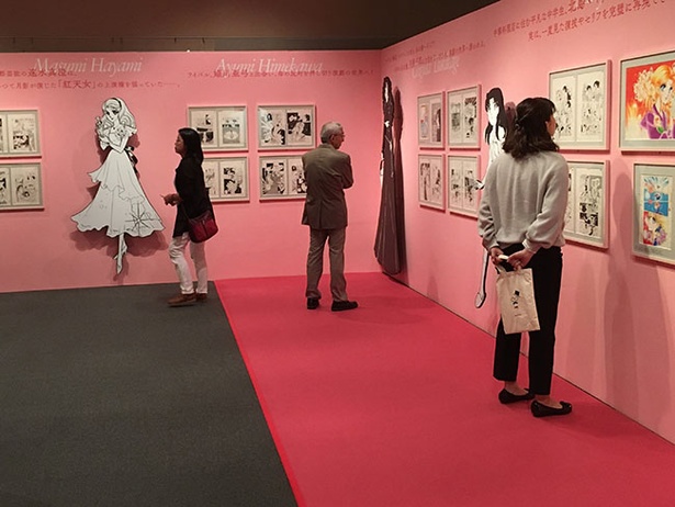 展示室の様子。老若男女を問わず、連日多くの人が訪れている