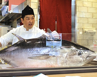 阪神西宮駅「 エビスタ西宮」がリニューアルで超進化！ フードホール「STREET KITCHEN」を徹底ガイド　毎日まぐろの解体ショーも