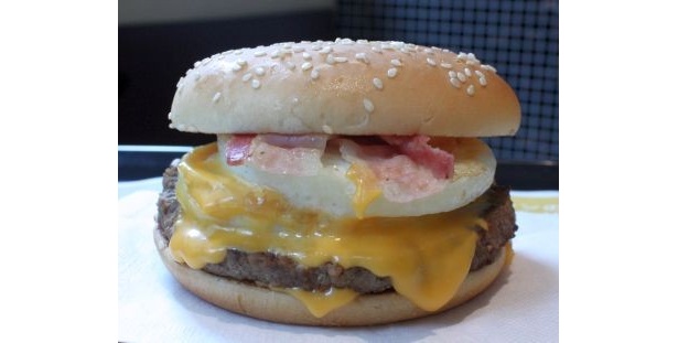 【写真】「大月見バーガー」の大きなビーフパティに注目！